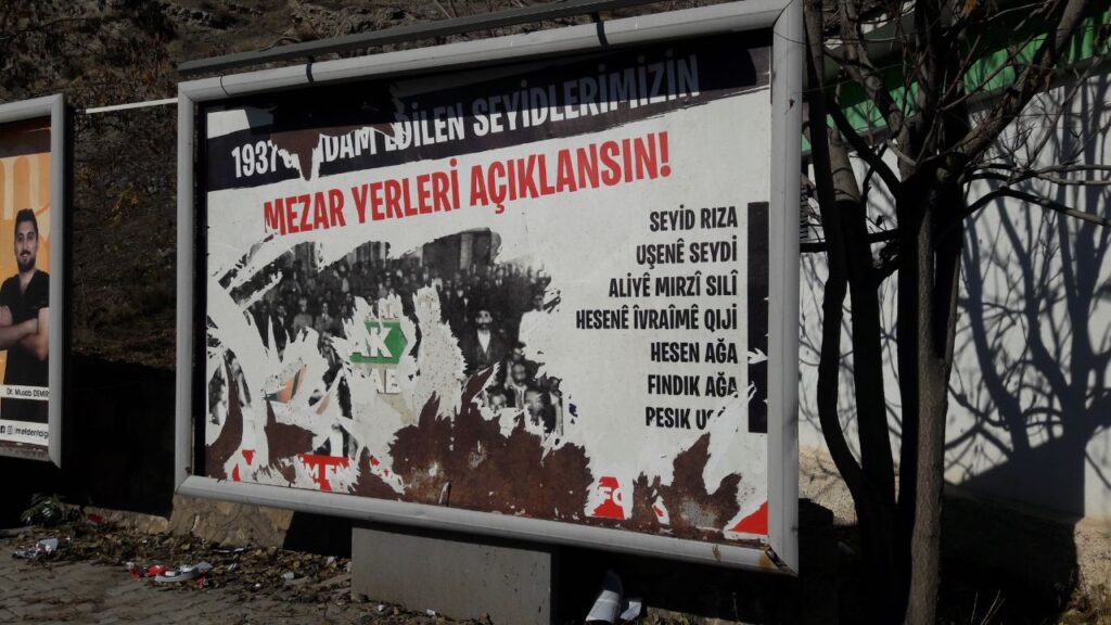 Dersim’de “1937’de idam edilen seyidlerimizin mezar yerleri açıklansın” afişleri savcılık talimatıyla söküldü