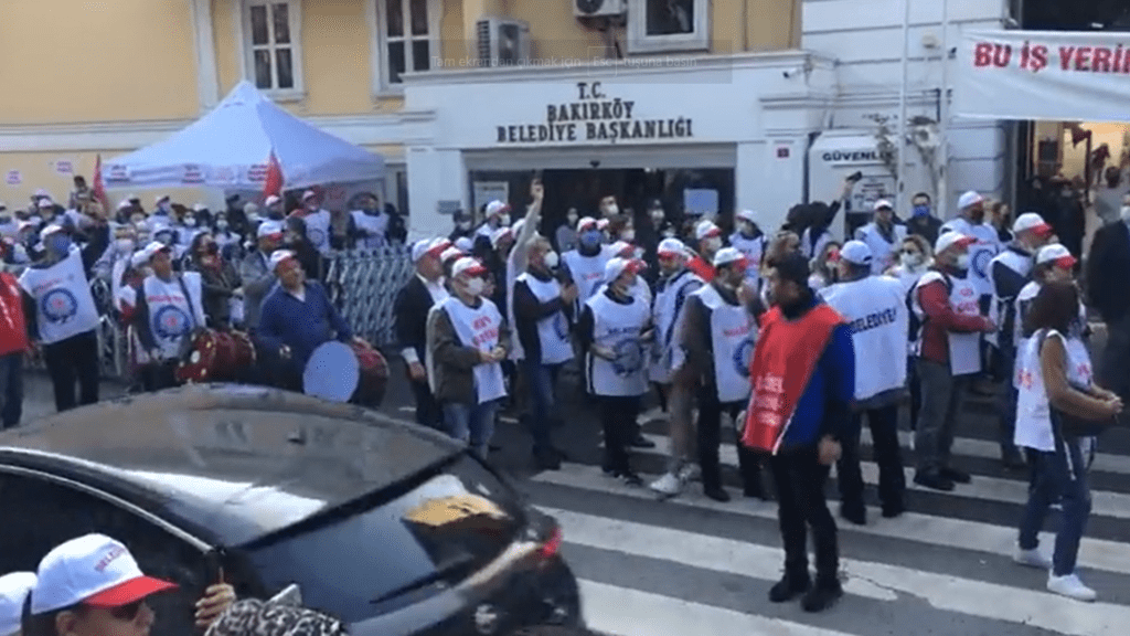 Bakırköy Belediyesi grevine İzmir’den desteğe gelen işçiler polis barikatını grev alanına ulaştı
