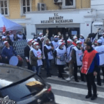 Bakırköy Belediyesi grevine İzmir’den desteğe gelen işçiler polis barikatını grev alanına ulaştı