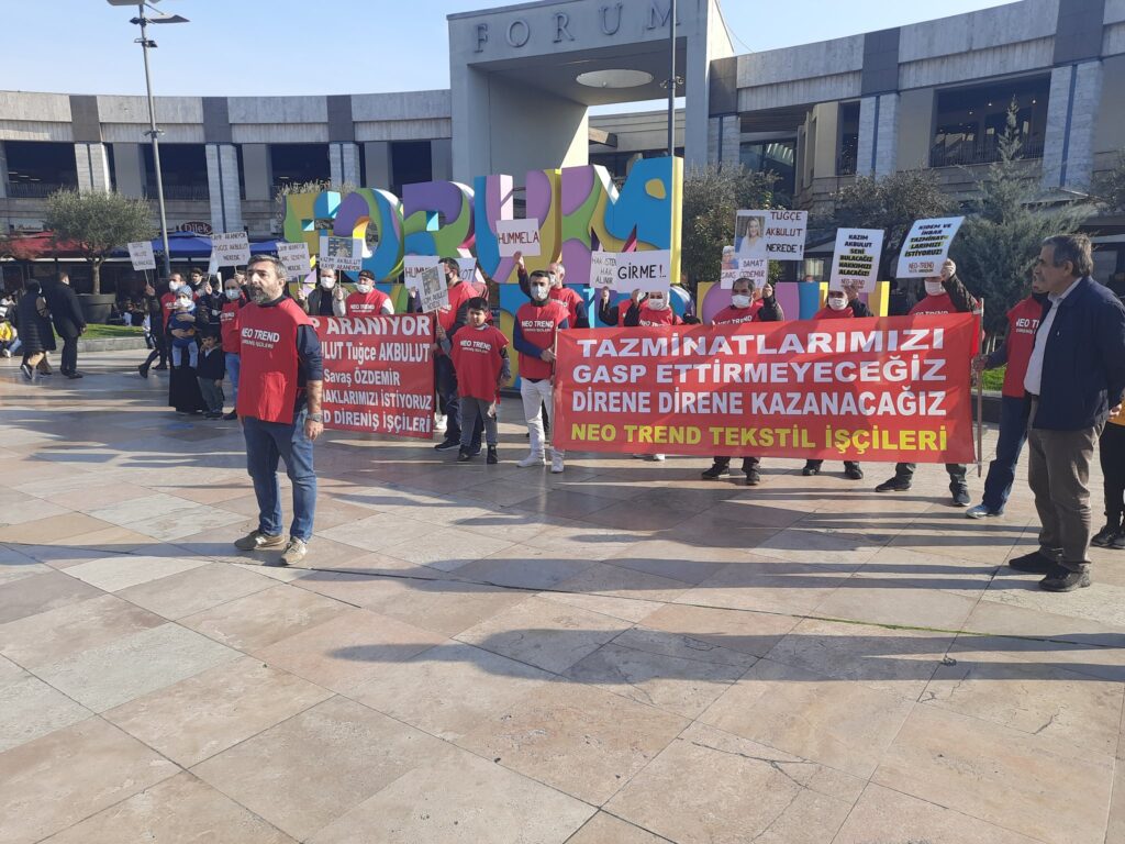 Neo Trend işçileri Forum İstanbul AVM önünde mücadele ve dayanışma çağrısı yaptı