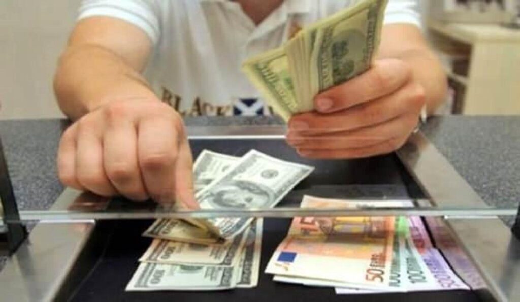 Dolar yükselişini sürdürüyor