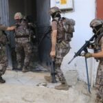 Baskın ve gözaltılar sürüyor: Mardin, Şırnak ve Kars’ta çok sayıda kişi gözaltına alındı 3 Baskın ve gözaltılar sürüyor: Mardin, Şırnak ve Kars’ta çok sayıda kişi gözaltına alındı