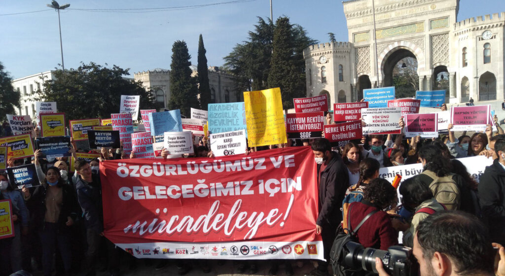 “Gençlik, YÖK’ü de egemenleri de üniversiteden kapı dışarı edene kadar mücadelesine devam edecek”
