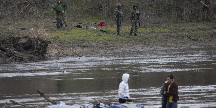 askerlerin nehre attigi multeciler