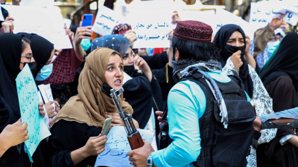 Afganistan’da Kadın düşmanı uygulamalar artıyor: Yalnız kadınlar için uzun mesafeli yolculuklar yasaklandı
