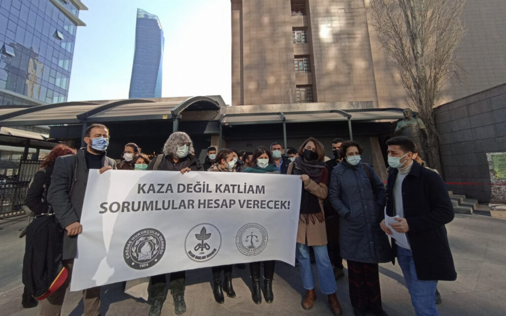 Zırhlı aracın çarpmasıyla hayatını kaybeden Abdulgaffar Dayan için İzmir Adliyesi önünde açıklama