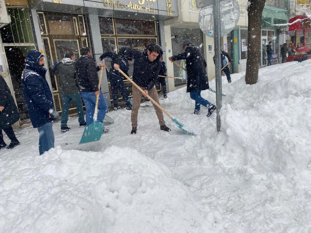 Dersim’de yoğun kar yağışı devam ediyor!
