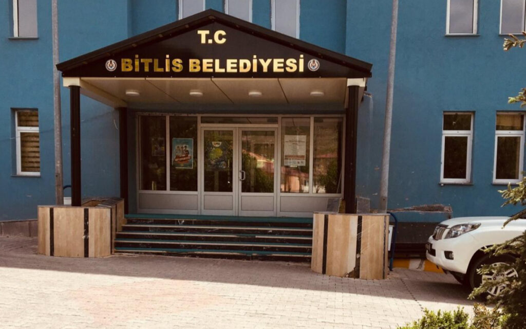 Bitlis’e kayyum olarak atanan belediye başkanı yargının kararını uygulamıyor
