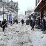 Dersim halkı, Belediyenin dayanışma çağrısıyla kar temizleme çalışması yaptı