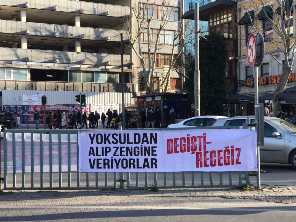 “Yoksuldan alıp zengine veriyorlar #Değiştireceğiz” pankartları İstanbul’un sokaklarında