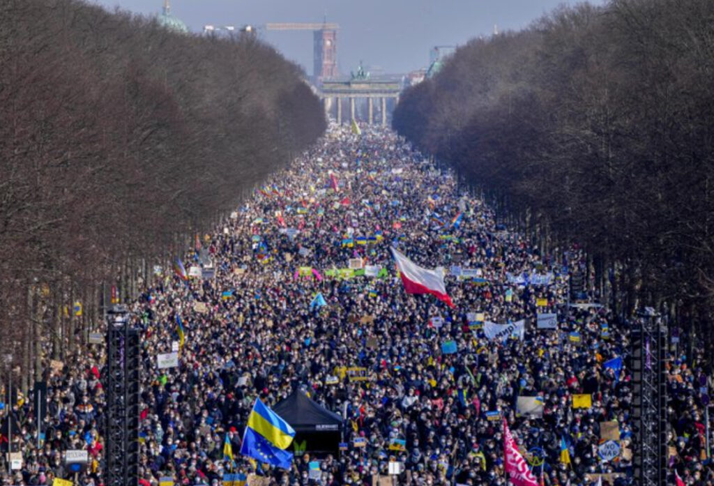 Berlin’de Rusya’nın Ukrayna’ya yönelik operasyonu protesto edildi
