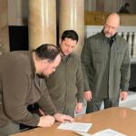 Zelenskiy, Ukrayna’nın AB’ye katılım başvurusunu imzaladı
