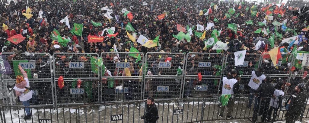 Van’da binlerce kişi Newroz alanına akın etti
