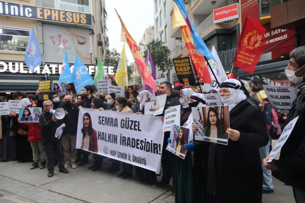 Semra Güzel'in dokunulmazlığının kaldırılması İzmir'de protesto edildi 1 Semra Güzel’in dokunulmazlığının kaldırılması İzmir’de protesto edildi