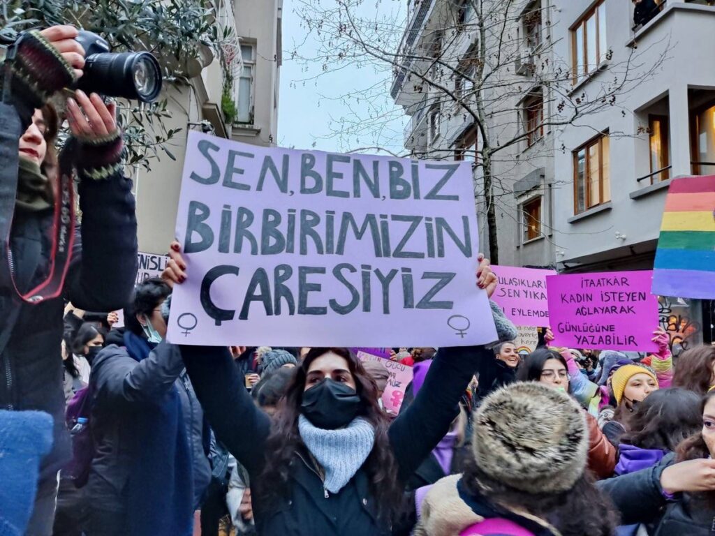 Kadınlar Birlikte Güçlü, Kadıköy’de 22 kadının gözaltına alınmasını protesto edecek