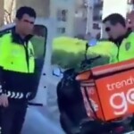 Polisten kuryeye “beynine sıkarım” tehdidi