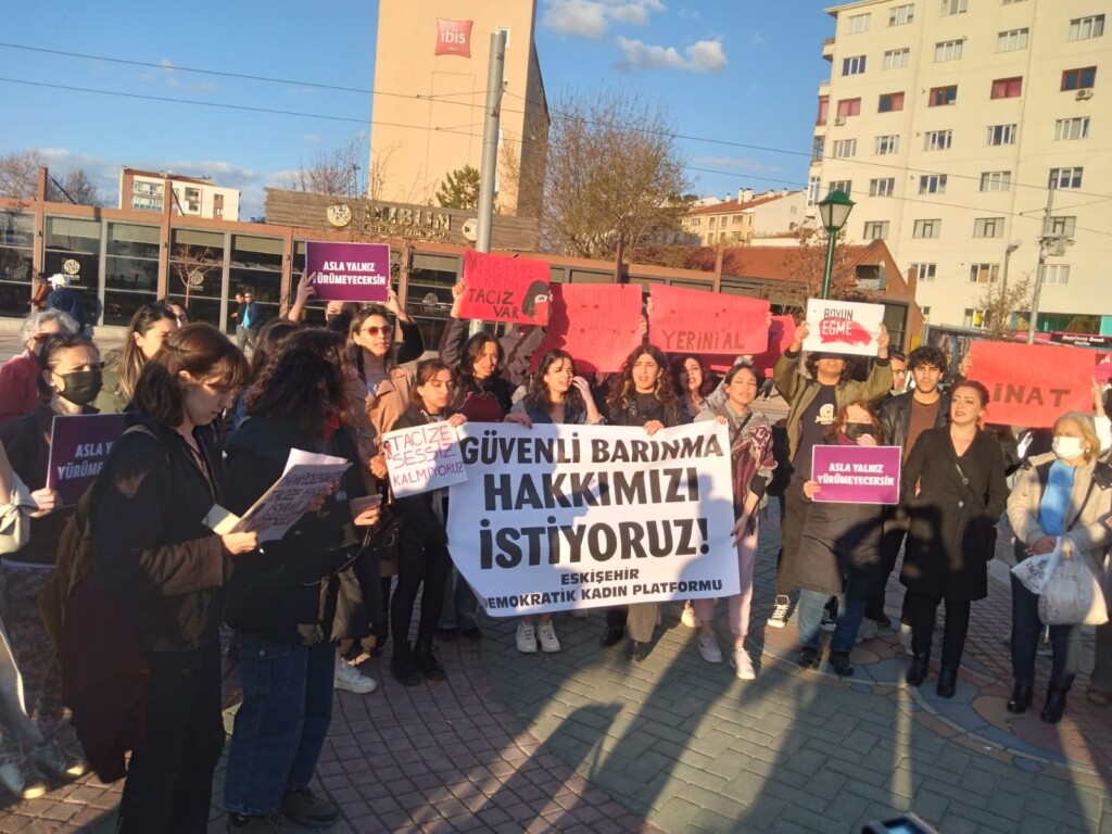 Yunus Emre KYK Kız Öğrenci Yurdu’ndaki taciz protesto edildi