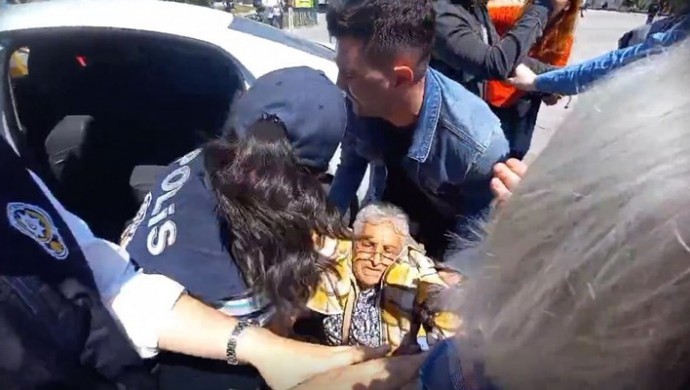 690x390cc cumartesi anneleri nden hanife yildiz soylu ya suslu sulo dedigi icin gozaltina alindi 1016725 5