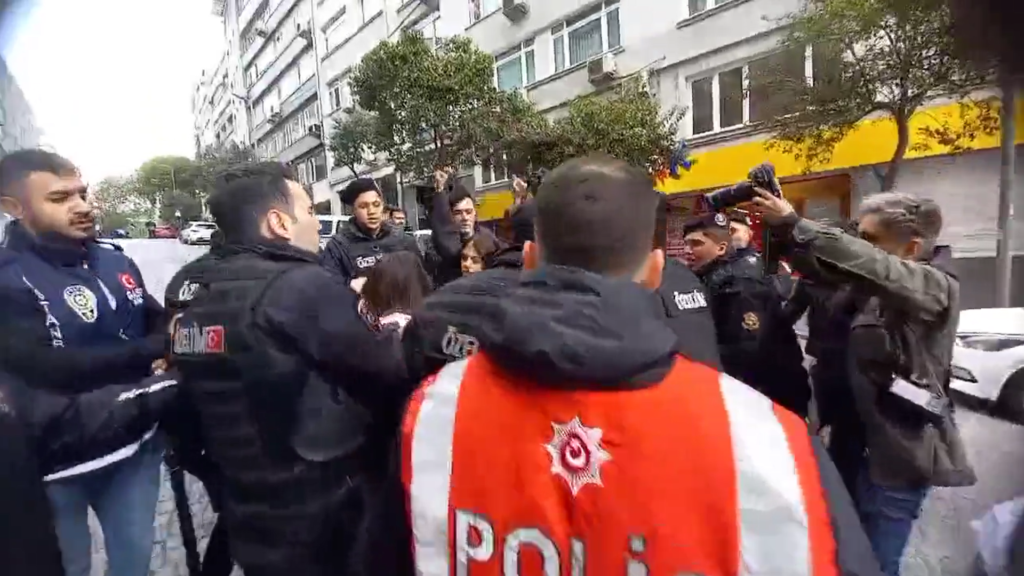 Taksim’e yürümek isteyenlere polis saldırdı: Çok sayıda kişi gözaltına alındı