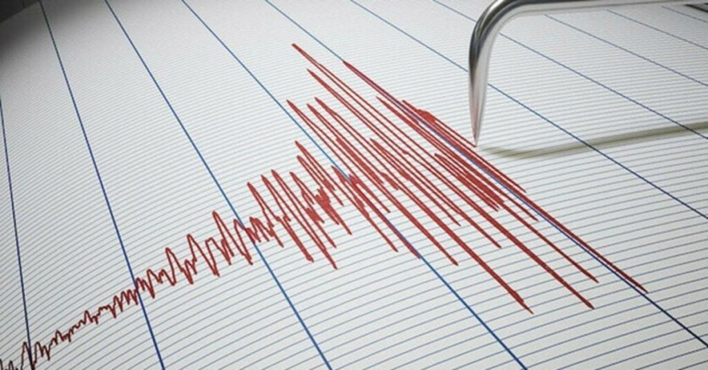 İzmir’de 4.9 büyüklüğünde deprem