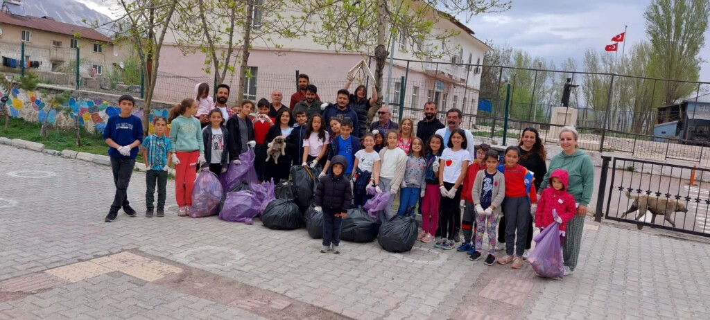 Behzat Firik Kültür Evi ve gönüllülerden çevre temizliği