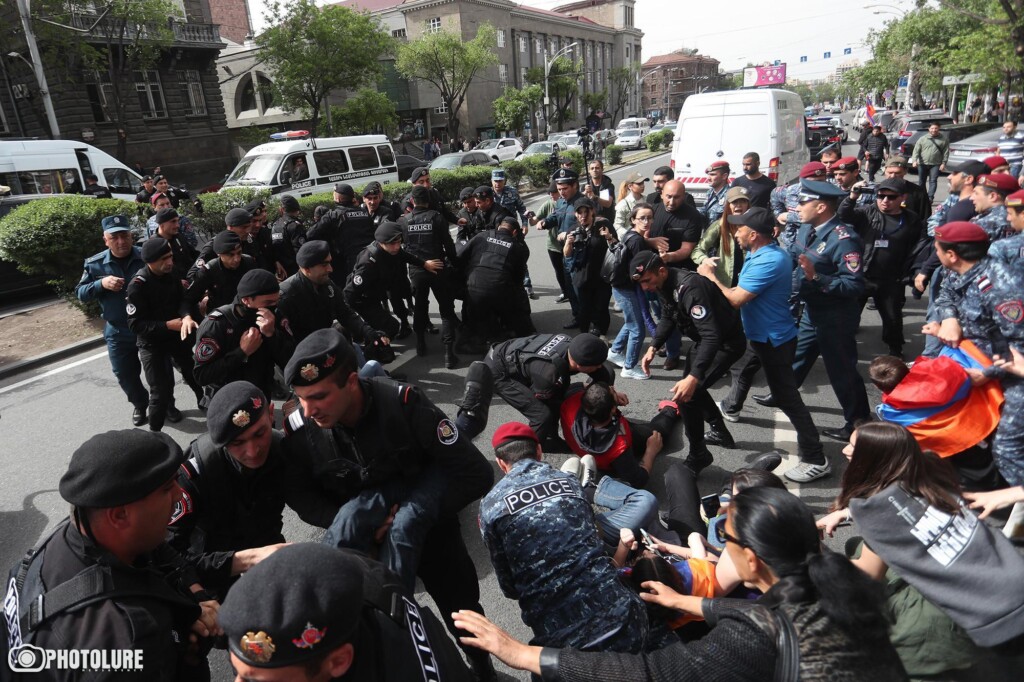 Ermenistan’da hükümet karşıtı protestolar devam ediyor