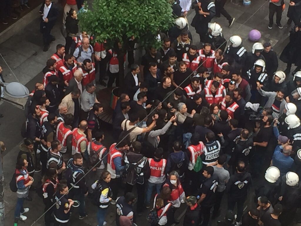 Kadıköy’de yapılmak istenen Gemlik Yürüyüşü’ne polis saldırdı