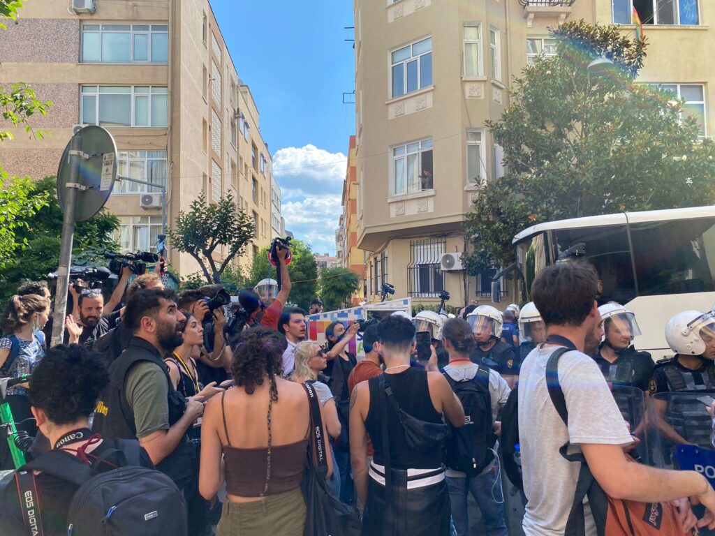 İstanbul’da Onur Yürüyüşü öncesi polis saldırısı: Çok sayıda gözaltı