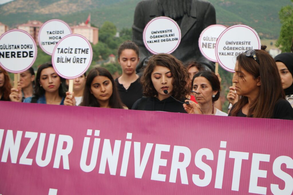 Dersim Kadın Platformu, Munzur Üniversitesi’nde öğrencileri taciz eden akademisyeni protesto etti