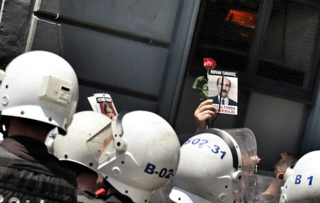 Cumartesi Anneleri 900. haftada Galatasaray Meydanı’ndaydı: Devletin gözaltında kaybettiği sevdiklerimizi arıyoruz