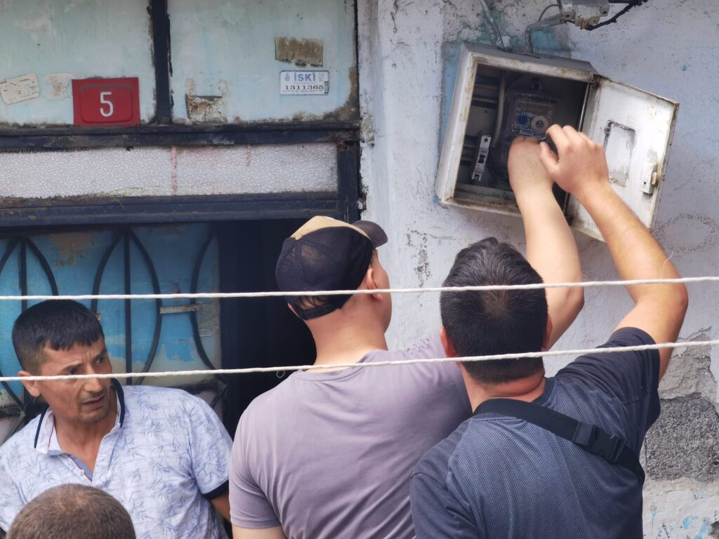 Fetihtepe’de halkın doğalgaz, elektrik ve suyu polis eşliğinde kesildi