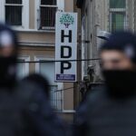 İstanbul’da yapılan ev baskınlarında aralarında HDP il ve ilçe yöneticilerinin de bulunduğu çok sayıda kişi gözaltına alındı