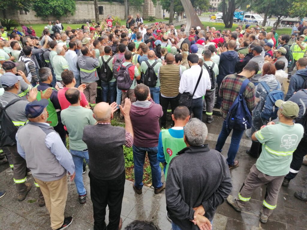 Ağaç AŞ. işçileri sendikal hakları için İBB’nin Saraçhane binası önünde toplandı: Zafer direnen emekçinin olacak
