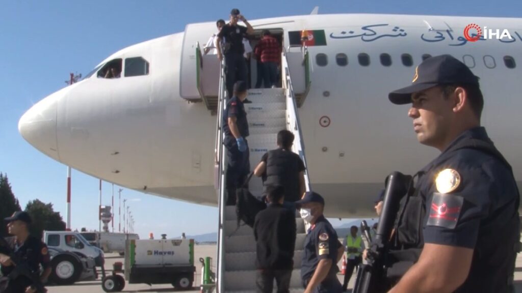 İzmir'de 226 Afgan sınır dışı edildi 1 İzmir’de 226 Afgan sınır dışı edildi