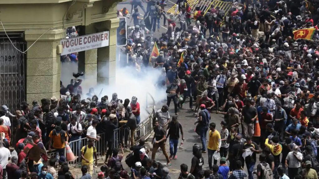 Sri Lanka’da ekonomik krizi protesto eden halk devlet başkanının evini bastı