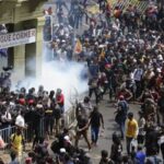 Sri Lanka’da ekonomik krizi protesto eden halk devlet başkanının evini bastı