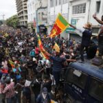 Sri Lanka halkı cumhurbaşkanlığı konutunun ardından başbakanın konutunu da bastı