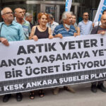 Kamu emekçileri ekonomik krize karşı maaş bordrolarını yaktı