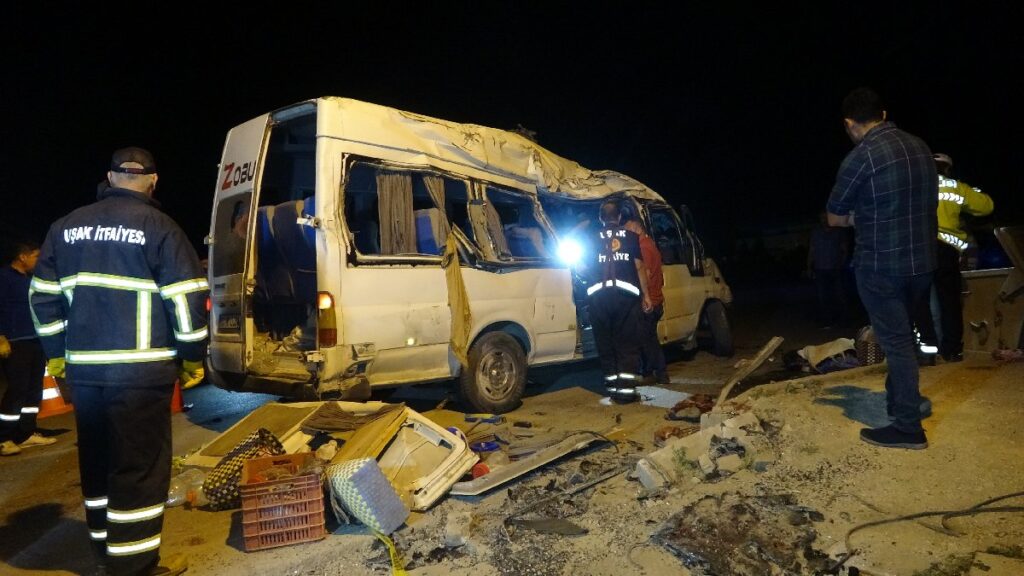 Uşak’ta tarım işçilerini taşıyan minibüs devrildi: Ölü ve yaralılar var