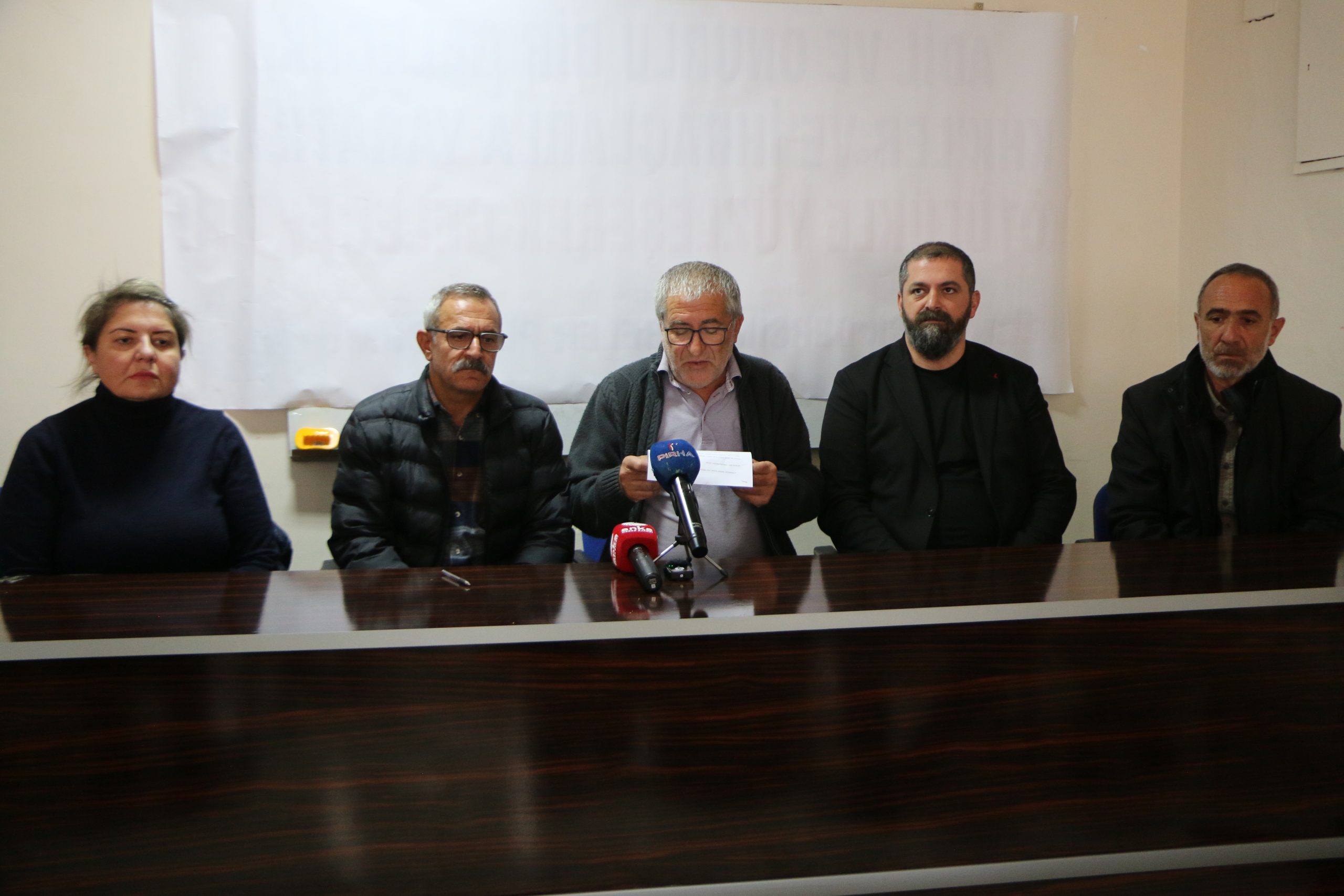 Dersim Doğa, Yaşam ve Çevre Platformu, “Talana ve ranta geçit vermeyeceğiz, Biz kazanacağız, yaşam kazanacak” şiarıyla 16 Kasım’da Seyit Rıza Meydanı’nda gerçekleştirilecek mitinge ilişkin KESK binasında basın toplantısı gerçekleştirdi. Basın metnini Munzur Çevre Derneği Dersim İl Temsilcisi Yusuf Topçu’nun okuduğu açıklamaya yerine kayyım atanan Dersim Belediye Eş Başkanları Cevdet Konak ve Birsen Orhan, sivil toplum örgütleri ve siyasi parti temsilcileri katıldı. Dersim Doğa, Yaşam ve Çevre Platformu, KESK Dersim Dersim’deki doğa talanına tepki göstermek için 16 Kasım’da Seyit Rıza Meydanı’nda miting yapılacağını duyurdu. “DAĞLARIMIZ MADENCİLİKLE DELİK DEŞİK EDİLİYOR” Dersim coğrafyasının yağma planlarıyla kuşatma altına alındığını belirten Yusuf Topçu, “Dağlarımız madencilikle delik deşik ediliyor, derelerimiz HES’lerle kurutuluyor, ormanlarımız yakılıyor, meralarımız, kutsal mekânlarımız, köylerimiz “yatırım alanı” ilan ediliyor. Bu politikalar, yaşam alanlarımızı yok eden, halkı topraksız ve kimliksiz bırakmayı hedefleyen bir ekolojik yıkım ve asimilasyon projesidir. Su kaynaklarımız ticarileştiriliyor; halkın yaşam hakkı, şirketlerin kâr hırsına teslim ediliyor. Kutsal mekânlarımız “mesire alanı” adı altında metalaştırılıyor, inancımızın taşı ve suyu bile satılmak isteniyor. Halkın ortak kullanımındaki araziler, endüstriyel tarım adıyla şirketlere peşkeş çekiliyor. Av turizmi maskesiyle, bu topraklarda can bildiğimiz hayvanlar parası olanlara hedef gösteriliyor” dedi. “DERSİM’İN SESİ SUSMAYACAK, DOĞA TESLİM ALINAMAYACAK”