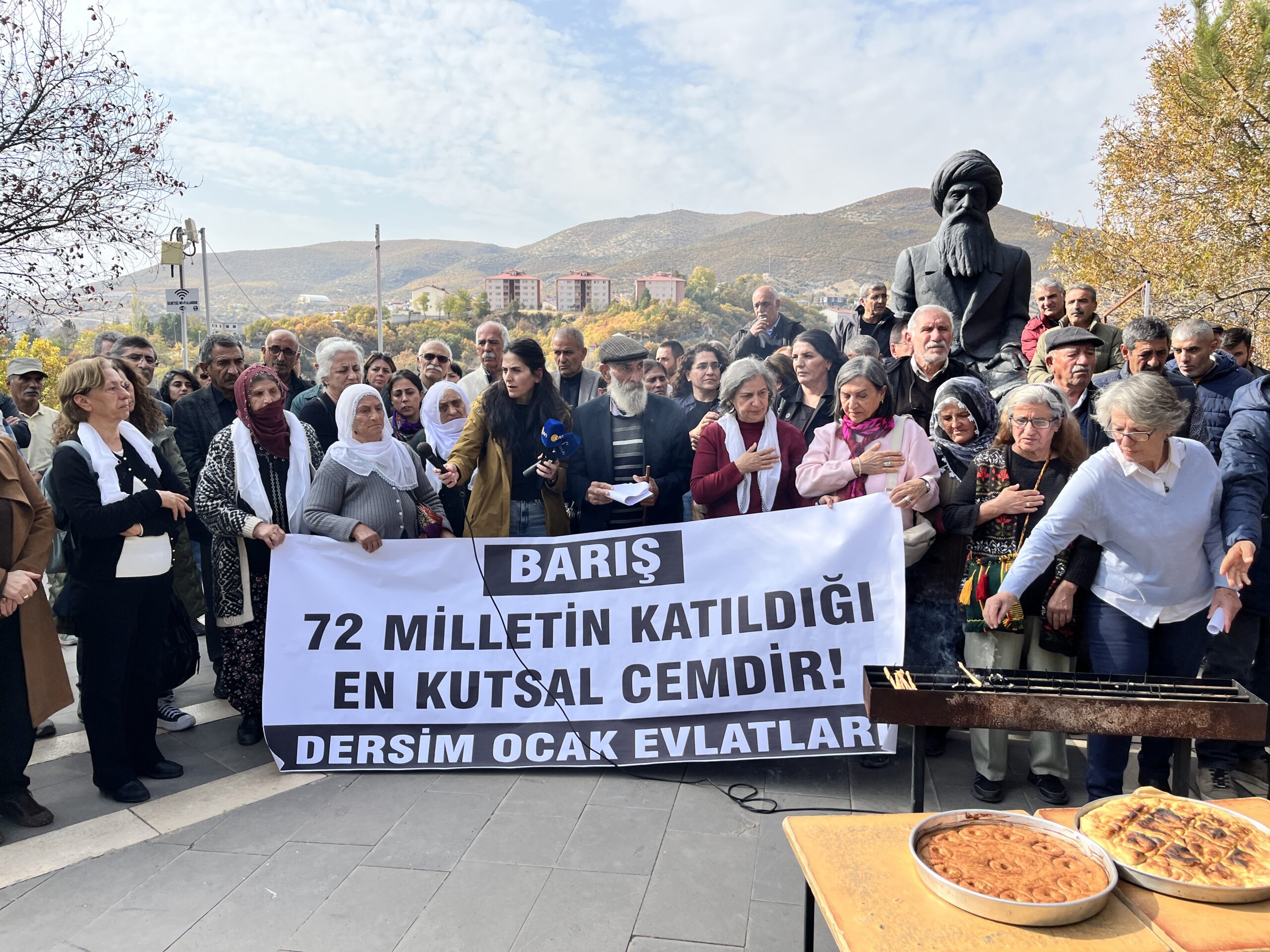 Dersim’de Alevi ocaklarına mensup kanaat önderleri ve ocak temsilcileri kamuoyunda Barış ve Demokratik Toplum Süreci’ne ilişkin açıklama yaptı. Açıklamada barışın en kutsal ibadet olduğu ifade edilirken, sürece katkı vermeye hazır oldukları belirtildi.