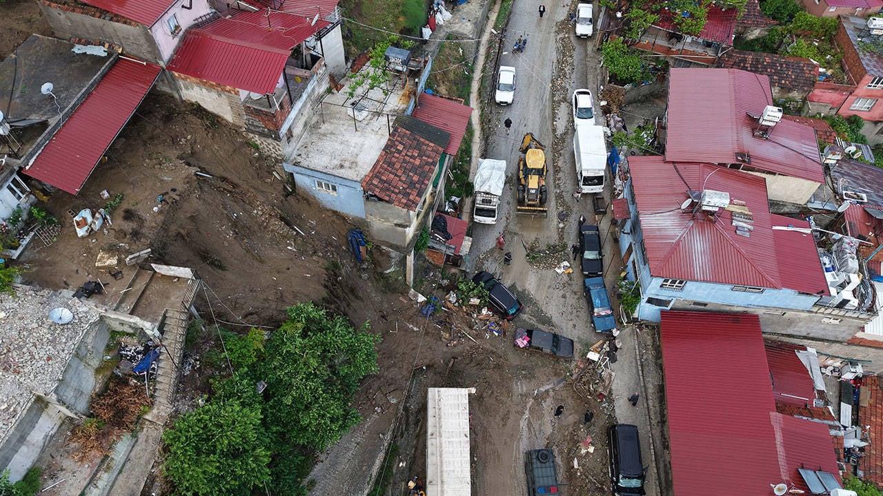 hatayda sel felaketi coken evdeki 1 kisi hayatini kaybetti