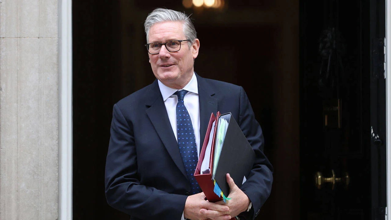 ingiltere basbakani keir starmer istifa etti