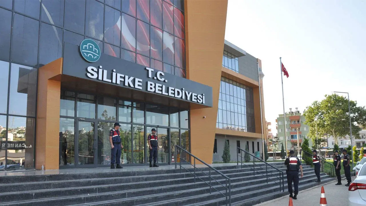 silifke belediye baskani mustafa turgut un da aralarinda oldugu 8 kisi tutuklandi